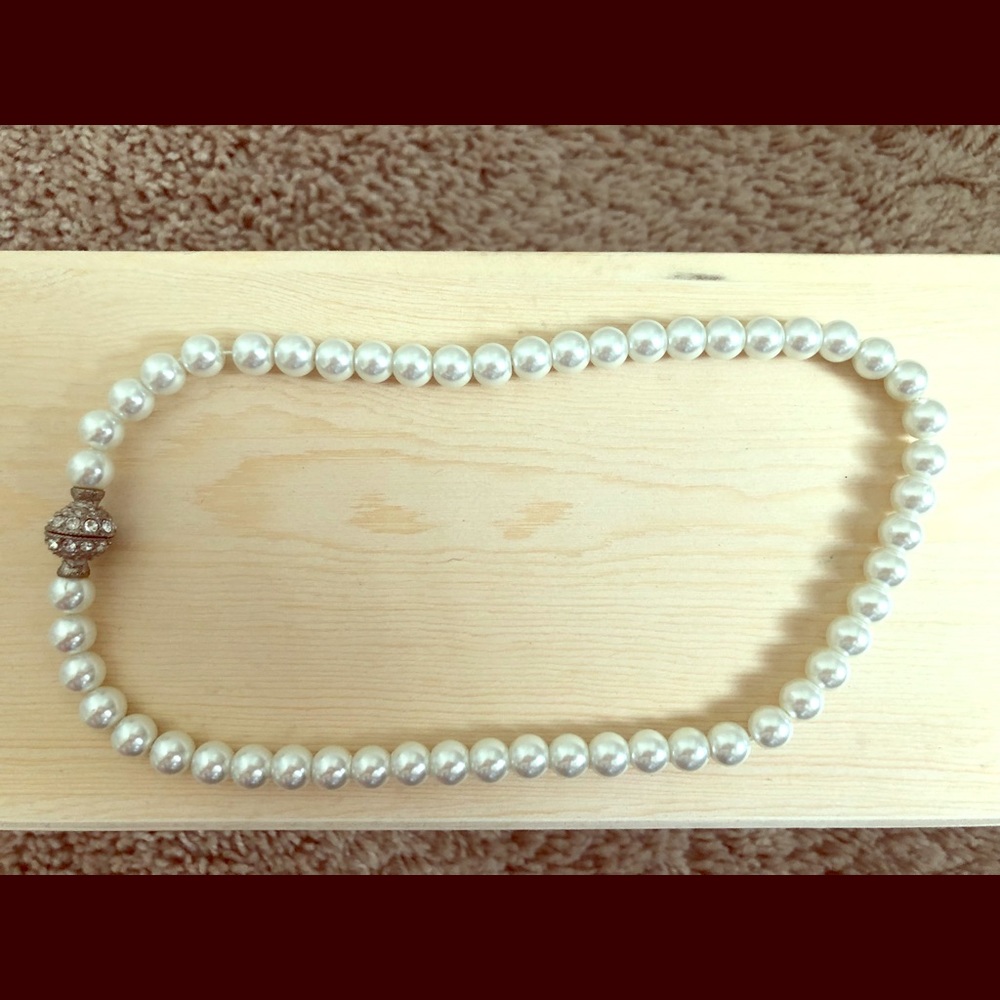 Pearl magnetic closure necklace